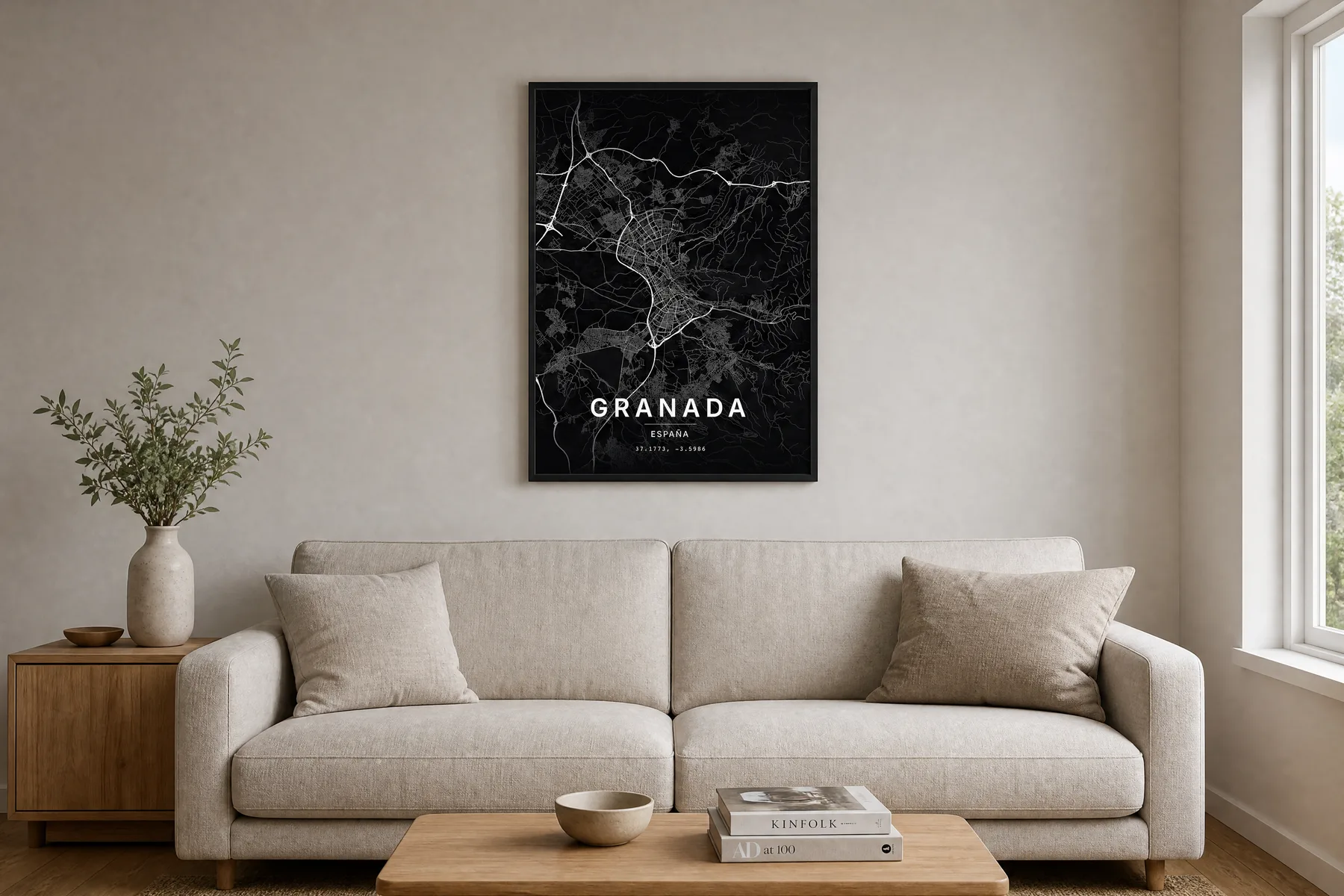 Mapa negro de Granada de 50x70 cm con marco negro sobre un sofá en un salón